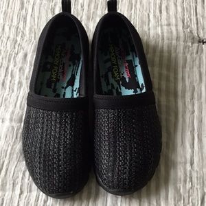 Skechers slip-one!🖤